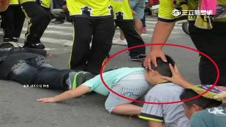 男童鑽轎被押頭聞屁！廟方：怕他受傷