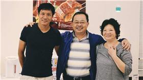 余政憲和藤田義明與其母親（圖／翻攝自余政憲臉書）