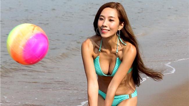 正妹比基尼秀豪乳　海邊震乳玩沙灘球