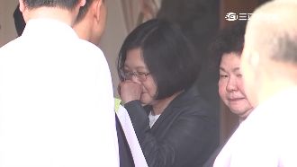 家屬控中士誤射好爽　蔡英文蹲地泛淚