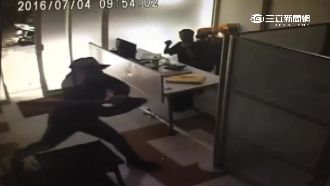 一個甩棒打爆電腦！前員工砸爛葬儀社