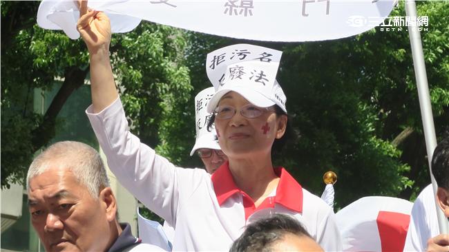 紅會成員齊聚立院　籲綠委修法不廢法