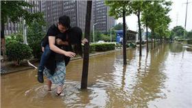 ▲女孩揹男友過河。（圖／翻攝自《阿波羅新聞網》）
http://tw.aboluowang.com/2016/0705/765256.html