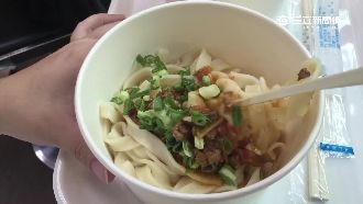 超商店員變店小二　現煮炸醬麵給你吃