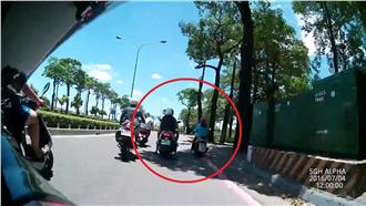 不要命！騎士怕曬停路中　後車險撞上