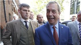 英國獨立黨UKIP黨魁法拉吉Nigel Farage（右）辭職。（圖／路透社／達志影像）