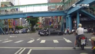 騎士搶快闖紅燈　慘撞BMW彈飛