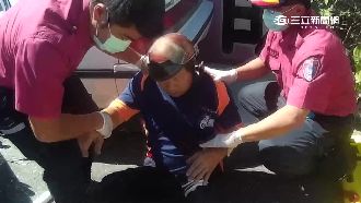 機車遭2車「挾殺」　阿伯險成三明治