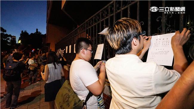 影／反對一例一休！勞團夜圍立院抗議