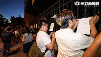 影／反對一例一休！勞團夜圍立院抗議