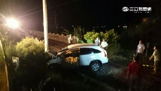 休旅車搶快超車　失控飛上鐵軌險釀禍