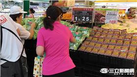 因應尼伯特來襲　賣場湧人潮搶購蔬果