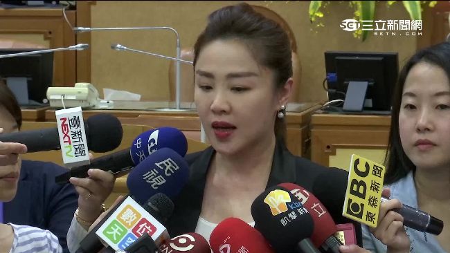 李婉鈺風采回鍋　劉建國低調戴口罩