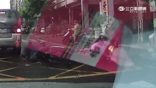 祖孫疑違規穿越馬路　遭飆速機車撞倒