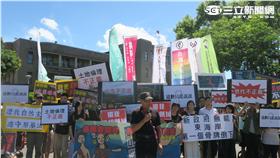 杉原灣原住民到行政院抗議。（圖／記者盧素梅攝）