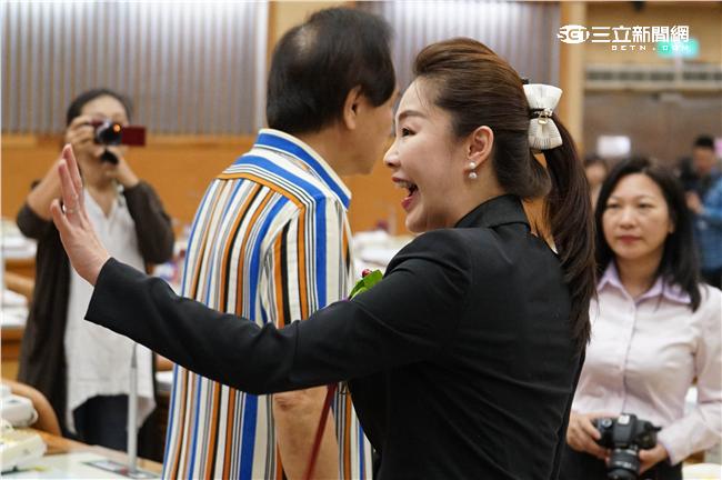 李婉鈺與支持者揮手。（圖／記者林敬旻攝）