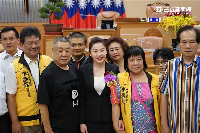 李婉鈺與員工、支持者合影。（圖／記者林敬旻攝）