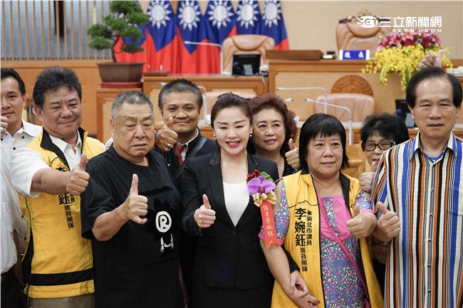 李婉鈺與員工、支持者合影。（圖／記者林敬旻攝）