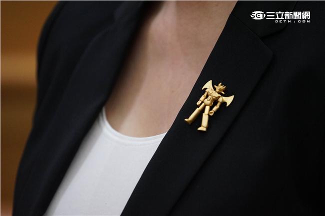 李婉鈺胸口的無敵鐵金剛。（圖／記者林敬旻攝）