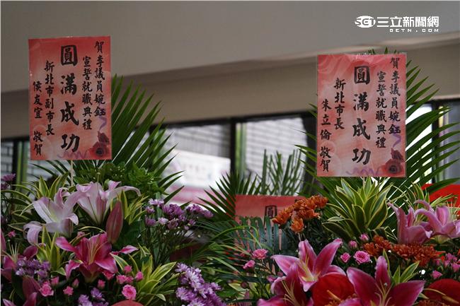 新北市長朱立倫與副市長侯友宜贈送花籃。（圖／記者林敬旻攝）