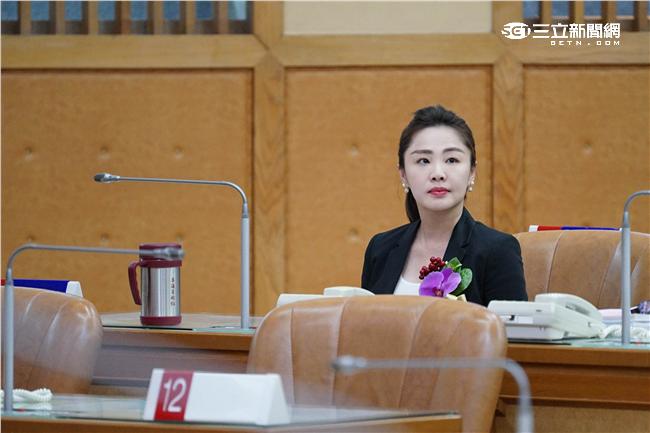 李婉鈺坐在自己的新座位上。（圖／記者林敬旻攝）