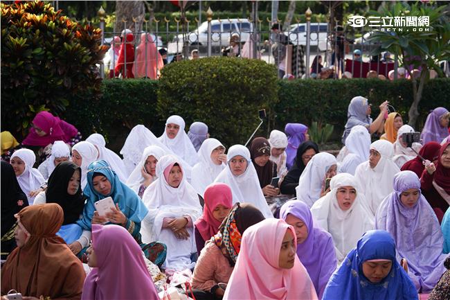 伊斯蘭教重大節日「開齋節」，大量穆斯林湧入台北清真寺。（圖／記者林敬旻攝）