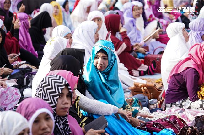 伊斯蘭教重大節日「開齋節」，大量穆斯林湧入台北清真寺。（圖／記者林敬旻攝）