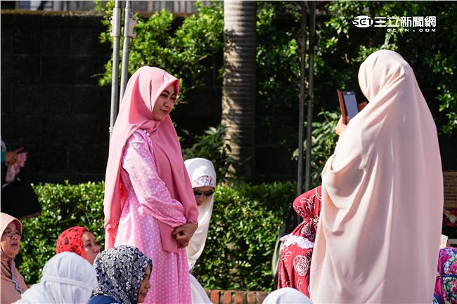 伊斯蘭教重大節日「開齋節」，大量穆斯林湧入台北清真寺。（圖／記者林敬旻攝）