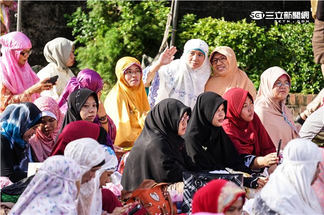 伊斯蘭教重大節日「開齋節」，大量穆斯林湧入台北清真寺。（圖／記者林敬旻攝）