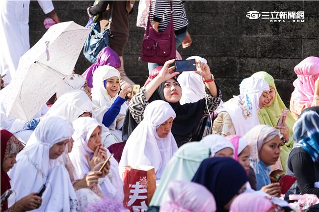 伊斯蘭教重大節日「開齋節」，大量穆斯林湧入台北清真寺。（圖／記者林敬旻攝）