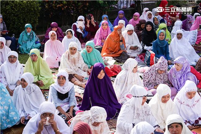 伊斯蘭教重大節日「開齋節」，大量穆斯林湧入台北清真寺。（圖／記者林敬旻攝）