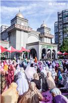 伊斯蘭教重大節日「開齋節」，大量穆斯林湧入台北清真寺。（圖／記者林敬旻攝）