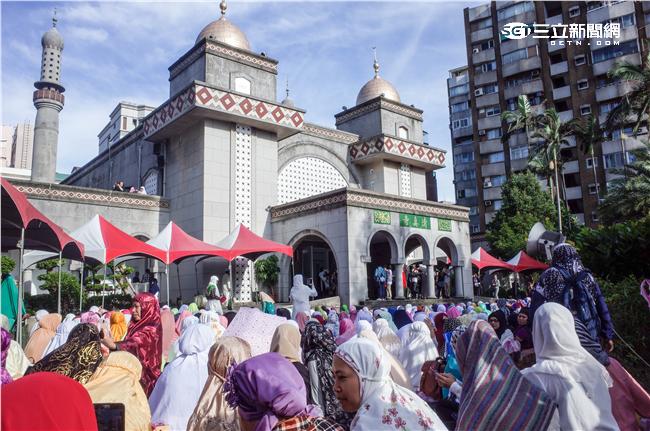 伊斯蘭教重大節日「開齋節」，大量穆斯林湧入台北清真寺。（圖／記者林敬旻攝）