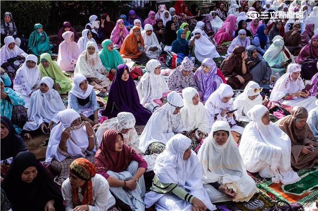 伊斯蘭教重大節日「開齋節」，大量穆斯林湧入台北清真寺。（圖／記者林敬旻攝）