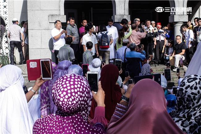 伊斯蘭教重大節日「開齋節」，大量穆斯林湧入台北清真寺。（圖／記者林敬旻攝）