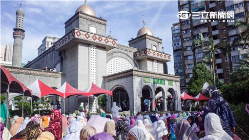 伊斯蘭教重大節日「開齋節」，大量穆斯林湧入台北清真寺。（圖／記者林敬旻攝）