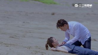 魏蔓拍溺水戲爆哭　王傳一濕身相救