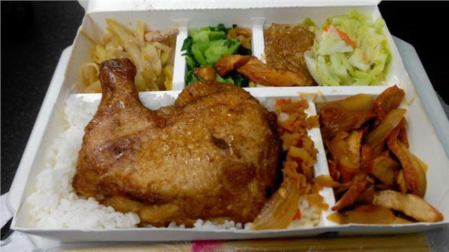 養5隻兇犬躲警察　毒犯敗給雞腿便當