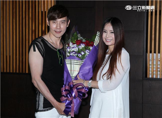 包偉銘新專輯發行老婆劉依純獻花祝福。（記者邱榮吉/攝影）