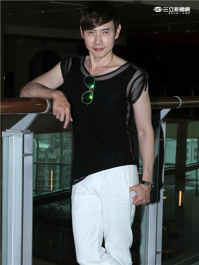 包偉銘新專輯「Fun Fun Fun」已在7月3日52歲生日當天發行，再次挑戰3首舞曲、7首慢歌，再掀迪斯可熱浪
。（記者邱榮吉/攝影）
