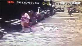 張女買便當回家遭朱男熊抱摀嘴（翻攝畫面）