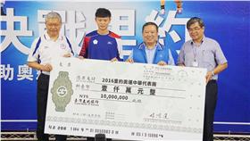 里約奧運開幕倒數，中華奧會主席林鴻道（右2）7日以 個人名義捐出新台幣1000萬元，助選手搭機從經濟艙升 等為商務艙，盼選手旅途舒適，在比賽發揮實力，締造 佳績。（圖／中央社）