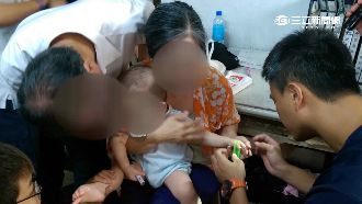 男童拇指卡奶瓶刷　消防員請巧虎支援