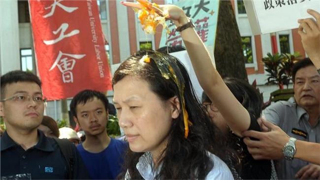 蛋洗官員惹議　全國學生勞動組合道歉