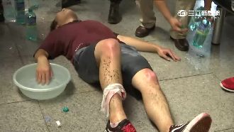 松山車站列車爆炸　旅客月台用水自救