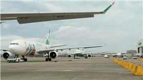 航機於棚廠前停妥防颱（圖／桃機提供）