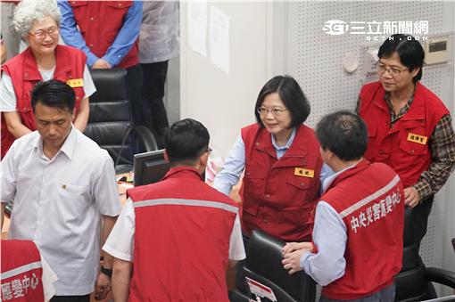 總統蔡英文、行政院院長林全坐鎮中央災防應變中心。（圖／記者林敬旻攝）