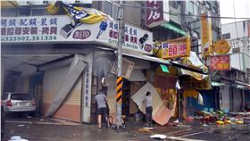 瞬間強風侵襲  台東街道一片凌亂。中央氣象局台東氣象站表示，強颱尼伯特8日清晨5時50分從台東市和太麻里間登陸，瞬間陣風超過17級，破了台東60年紀錄。圖為台東街道一片凌亂。中央社記者盧太城台東攝  105年7月8日