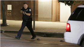 抗議黑人遭槍殺 示威活動失控殺警_美聯社