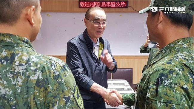 視察防颱！馮世寬握手官兵頒發加菜金